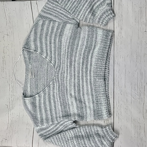 Urban Outfitters Grey V-Neck Cropped Long Sleeve Sweater Size Small - Picture 1 of 6